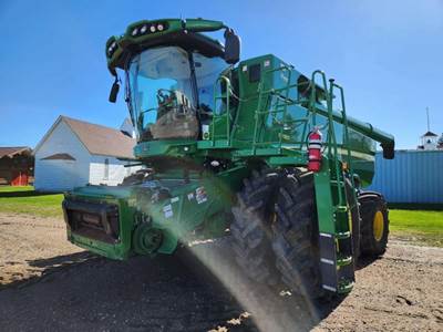 John Deere S780 Combine