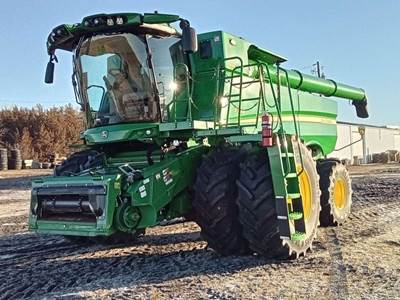 John Deere S780 Combine
