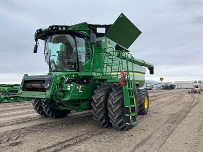 John Deere S780 Combine