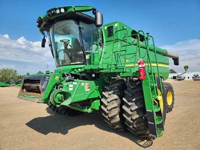 John Deere S780 Combine