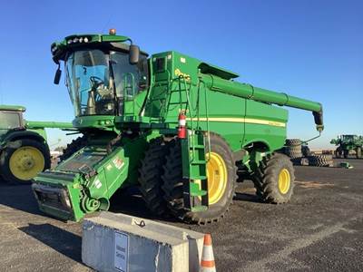John Deere S780 Combine