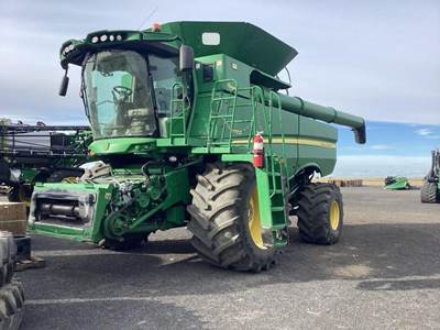 John Deere S780 Combine