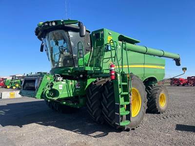 John Deere S780 Combine