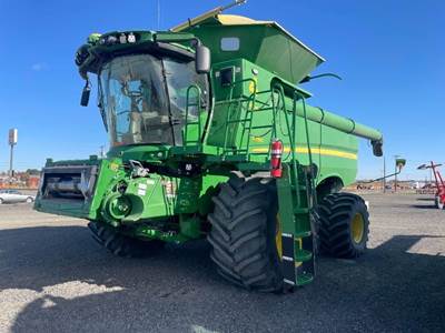 John Deere S780 Combine