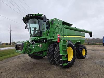 John Deere S780 Combine