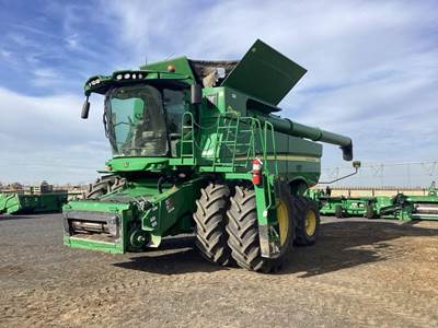 John Deere S780 Combine