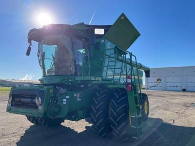 John Deere S780 Combine