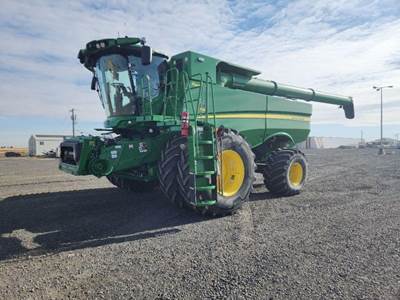 John Deere S780 Combine