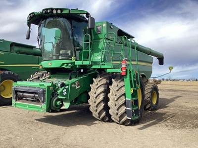 John Deere S780 Combine