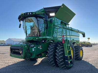 John Deere S780 Combine
