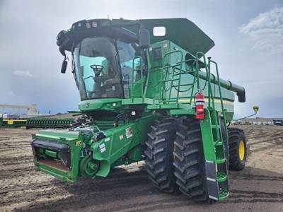John Deere S780 Combine