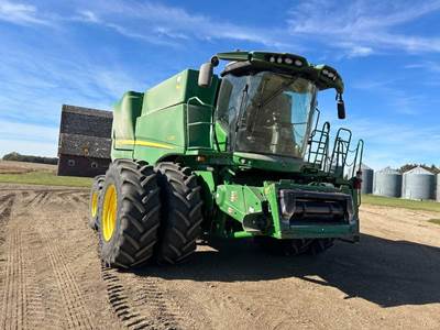 John Deere S780 Combine