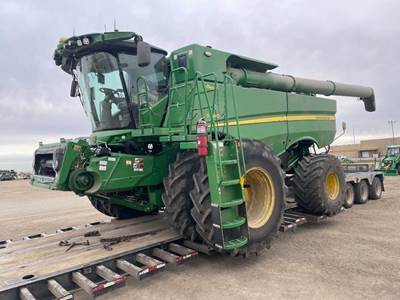 John Deere S780 Combine