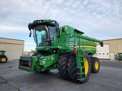 John Deere S780 Combine