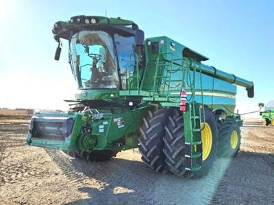 John Deere S780 Combine