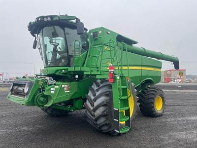John Deere S780 Combine