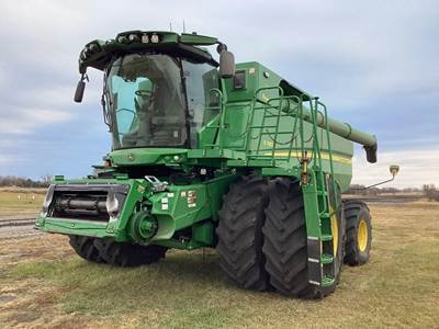 John Deere S780 Combine
