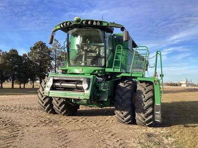 John Deere S780 Combine