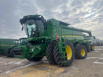 John Deere S780 Combine