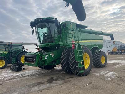 John Deere S780 Combine