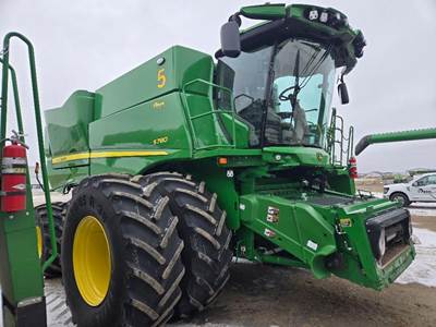 John Deere S780 Combine