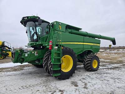 John Deere S780 Combine