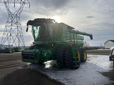 John Deere S780 Combine