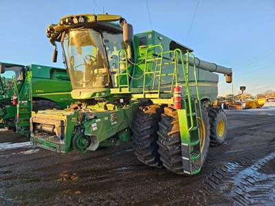 John Deere S780 Combine