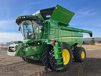 John Deere S780 Combine