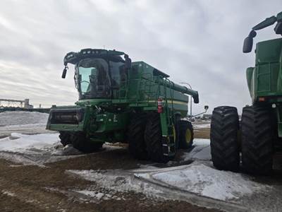 John Deere S780 Combine