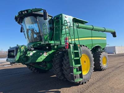 John Deere S780 Combine