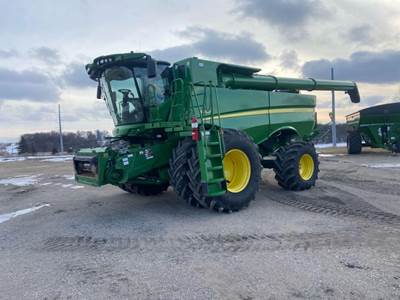 John Deere S780 Combine