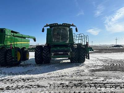 John Deere S780 Combine
