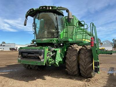 John Deere S780 Combine