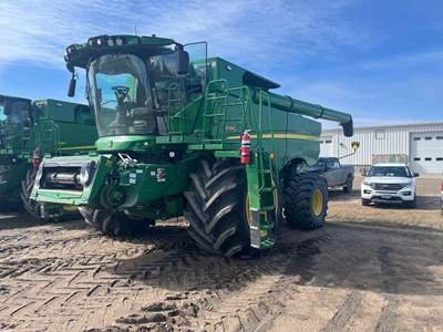 John Deere S780 Combine