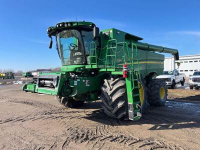 John Deere S780 Combine
