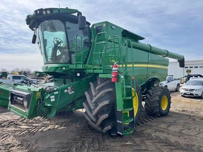 John Deere S780 Combine