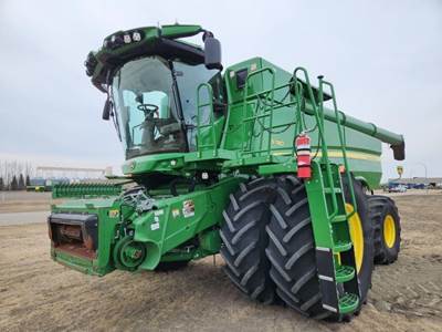 John Deere S780 Combine