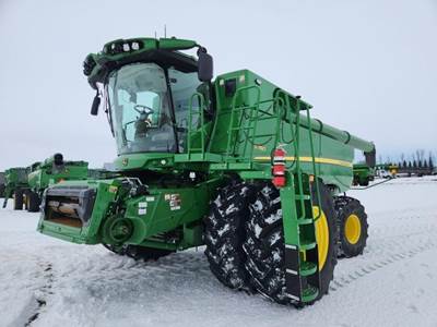 John Deere S780 Combine