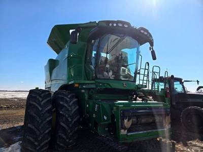 John Deere S780 Combine