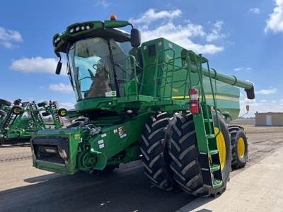 John Deere S780 Combine