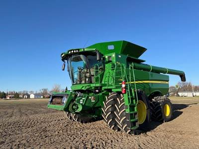 John Deere S780 Combine