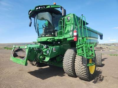 John Deere S780 Combine