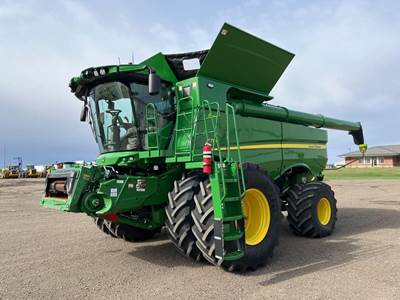 John Deere S780 Combine