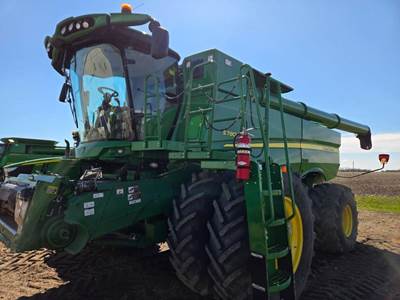 John Deere S780 Combine