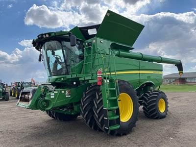 John Deere S780 Combine
