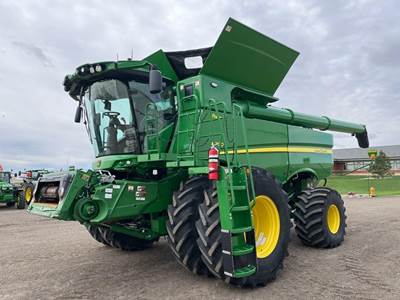 John Deere S780 Combine