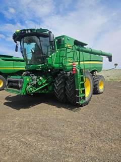 John Deere S780 Combine