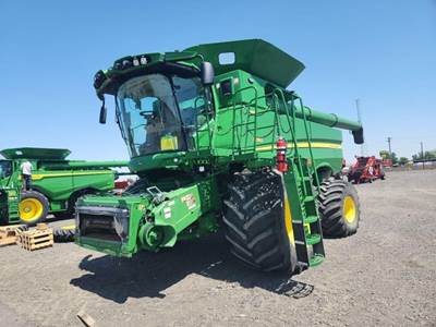 John Deere S780 Combine