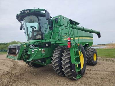 John Deere S780 Combine